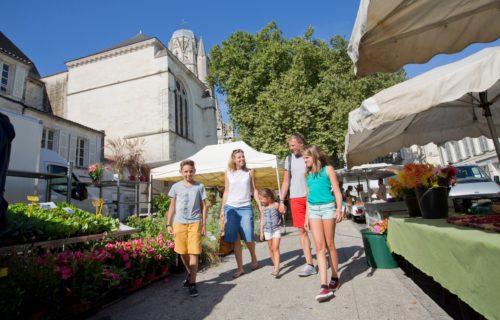 Famille au marché Saint Pierre Saintes