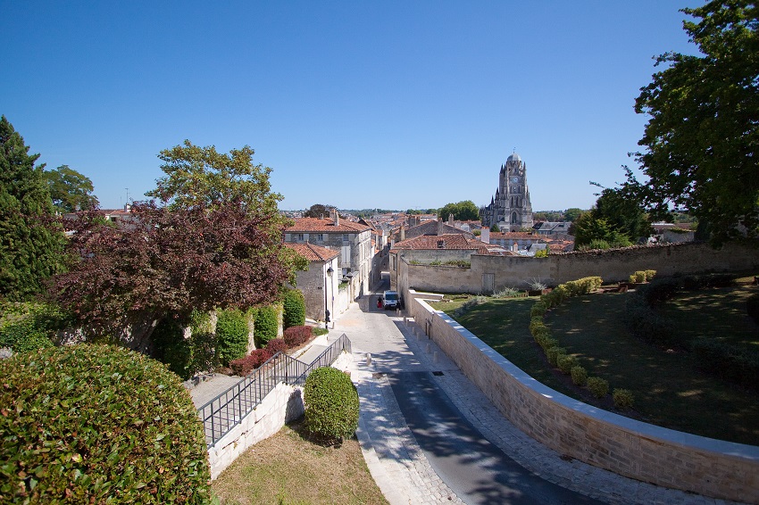 vue sur saintes place du capitole