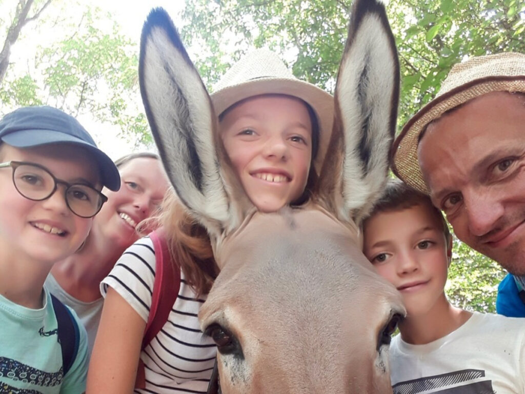 Balade avec un âne en famille en charente-maritime