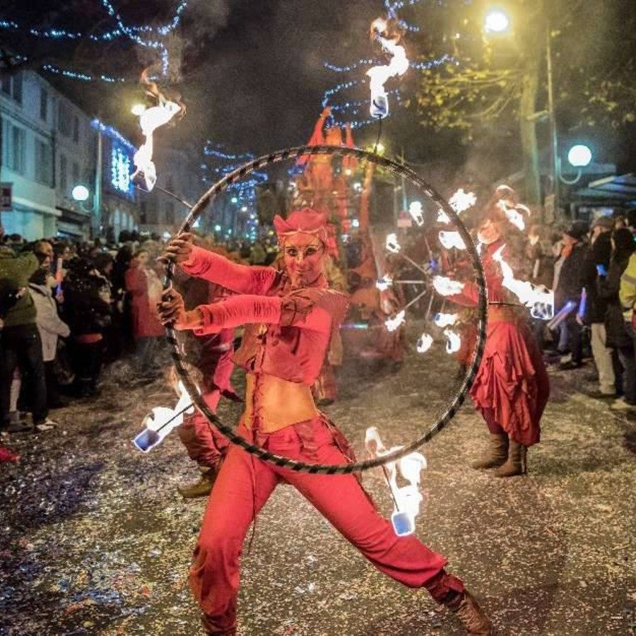 Fêtes locales et feux d'artifice à Saintes en Charente Maritime