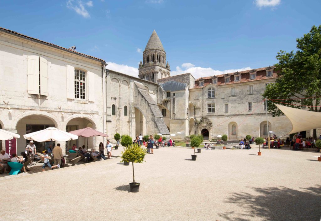 cour de l'abbaye aux dames