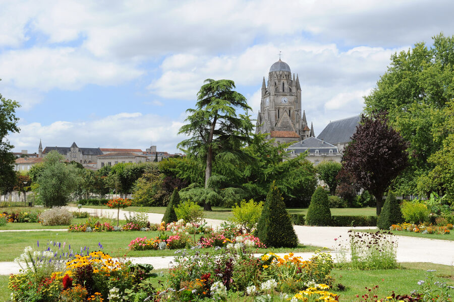 jardin public saintes en charente maritime